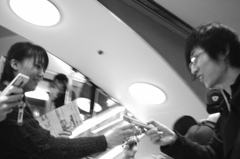 「ねぇ、これこないだの。」「おー。どれどれ。」