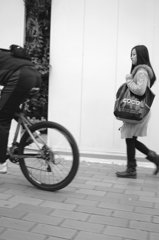 自転車の男と歩く女