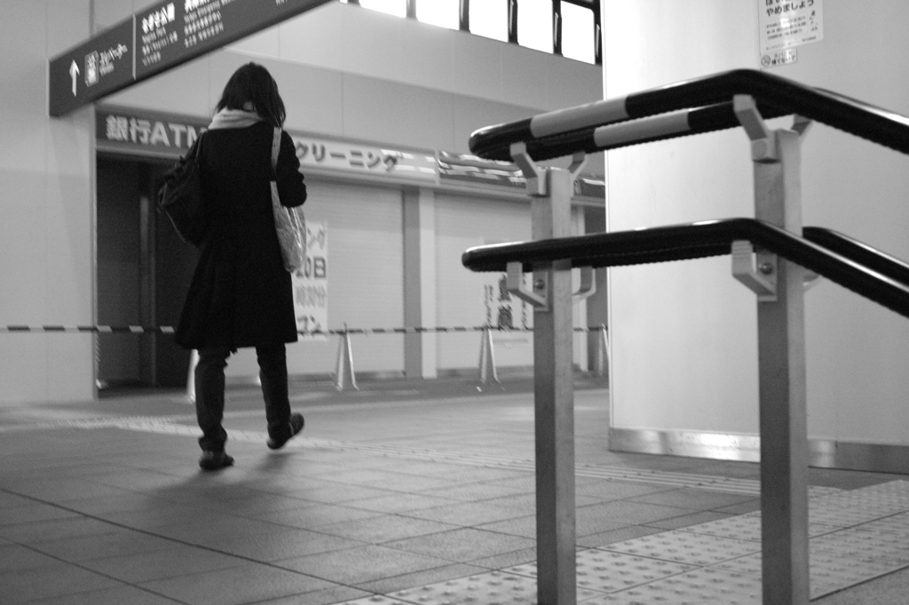 手すりと女性