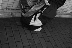 うずくまる少女