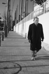 ロングコートにスニーカー