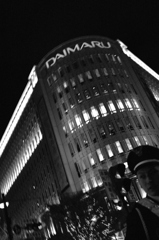 大丸前のりりしい警備の若者