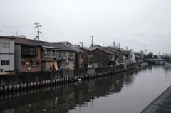 川と家
