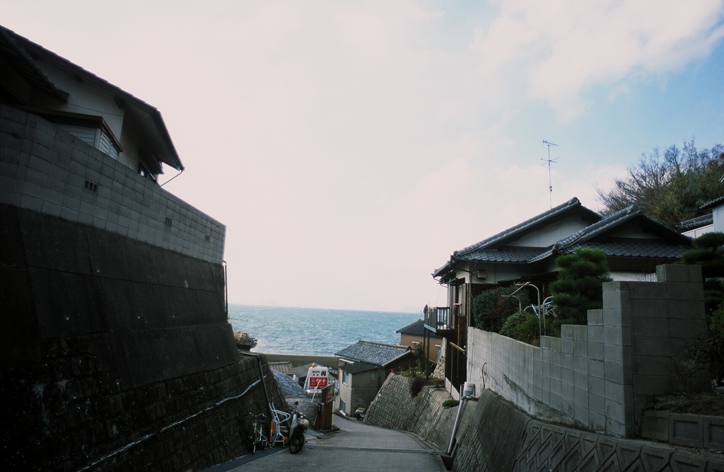 振り返ると、そこには海と空