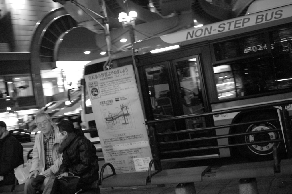 夜のバス停
