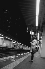 駅と雨の夜と携帯の女子
