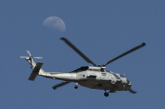 月とヘリ