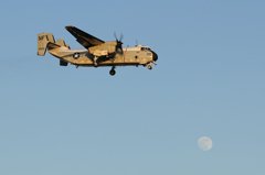 月と飛行機