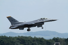 帰投するF-16