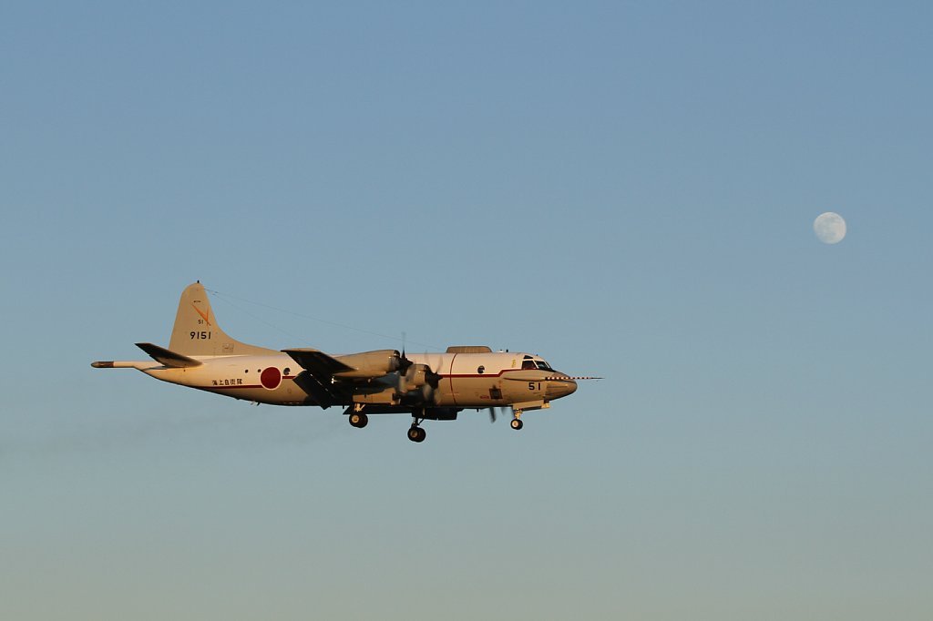 月と飛行機