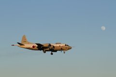 月と飛行機