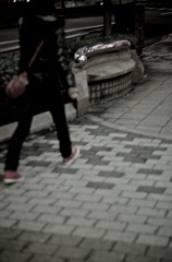 あかっぽいスニーカー