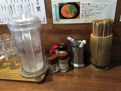 昼食　　店内の調味料など