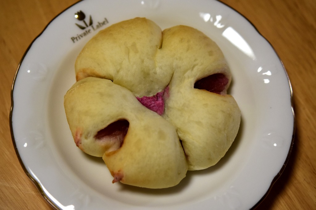 お八つ　　さくら餡パン