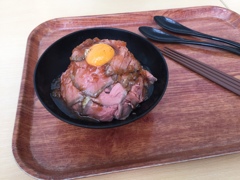 昼食　ローストビーフ丼