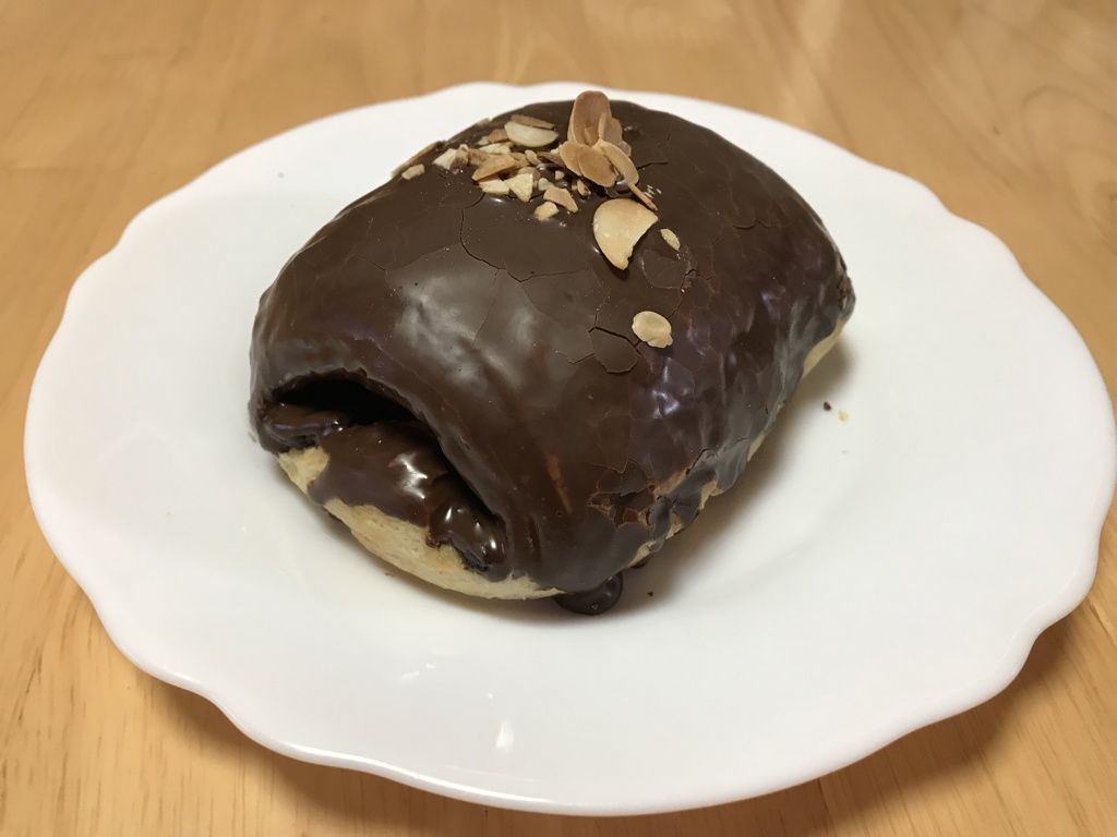 お八つ　チョコ味のパン