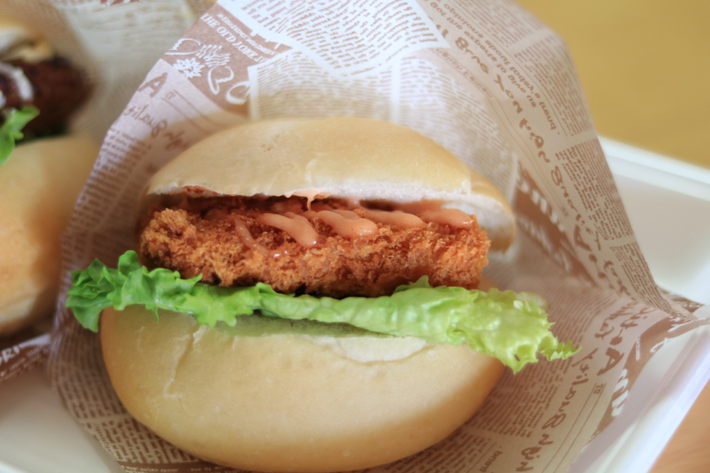 昼食　エビカツバーガー