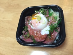 昼食　ローストビーフ　○　○　○丼