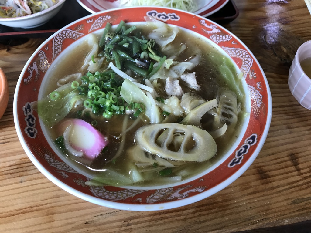 昼食　あおぎ食堂のラーメン