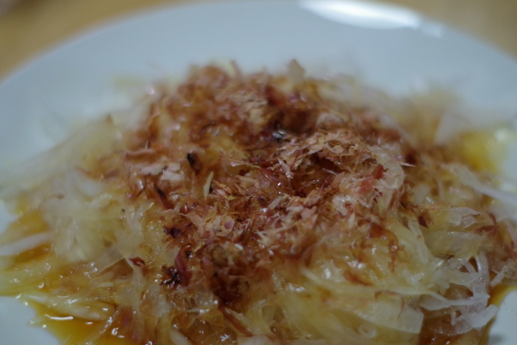 肴　　玉ねぎに鰹節