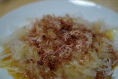 肴　　玉ねぎに鰹節