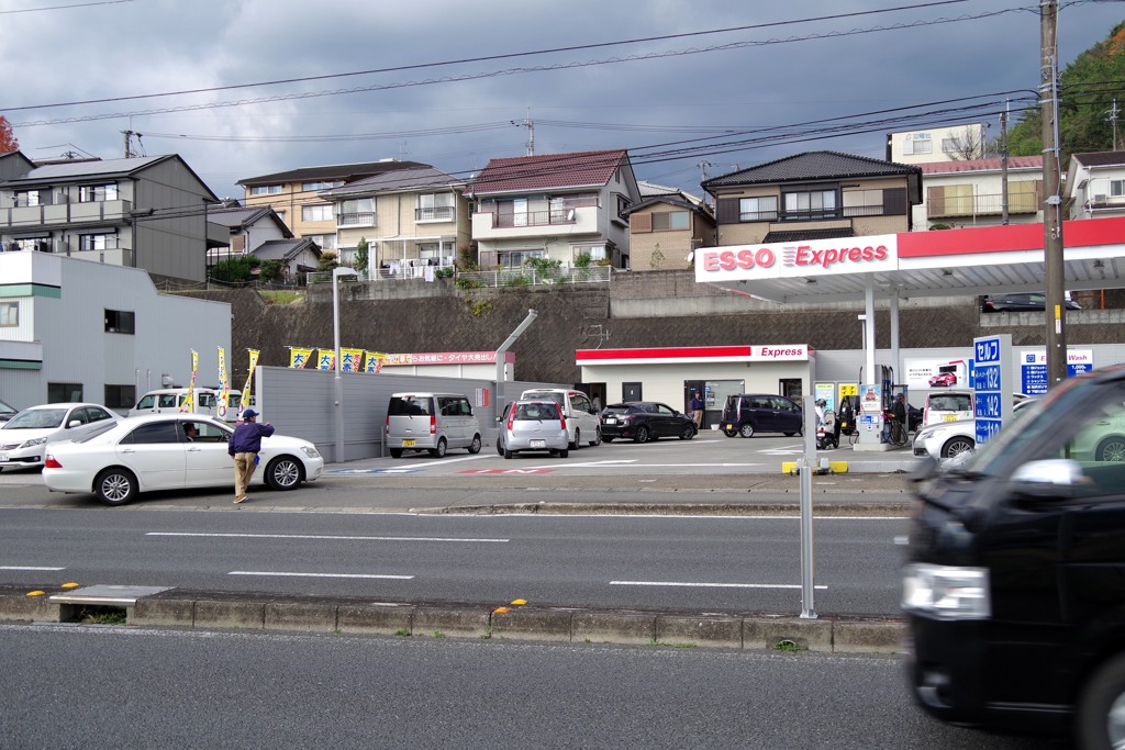 散歩中のガソリンスタンド