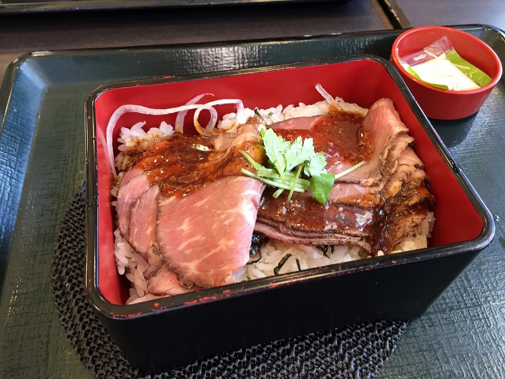 昼食　ローストビーフ重