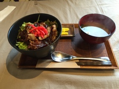 昼食　　生姜焼き丼