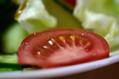 サラダの　トマト