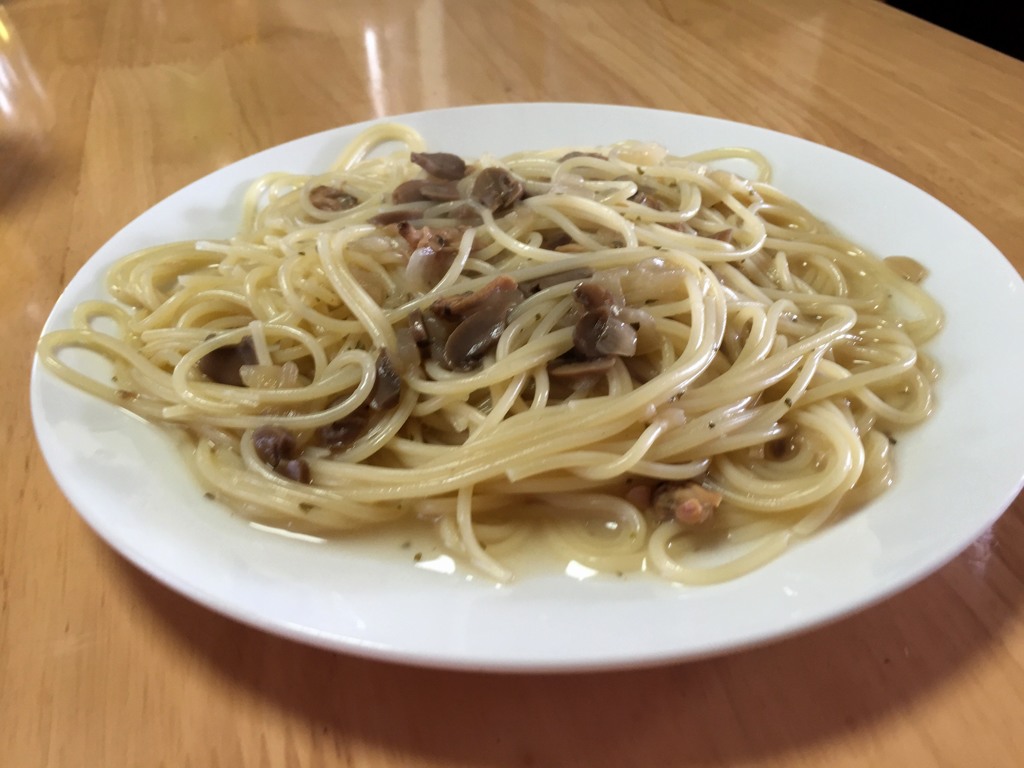 昼食　コンソメ味アサリ入りのパスタ