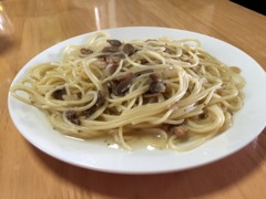 昼食　コンソメ味アサリ入りのパスタ