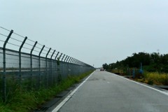 ドライブ中の　ジェット機