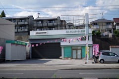 散歩中の　タイヤ屋さん