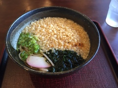 昼食　天かす蕎麦