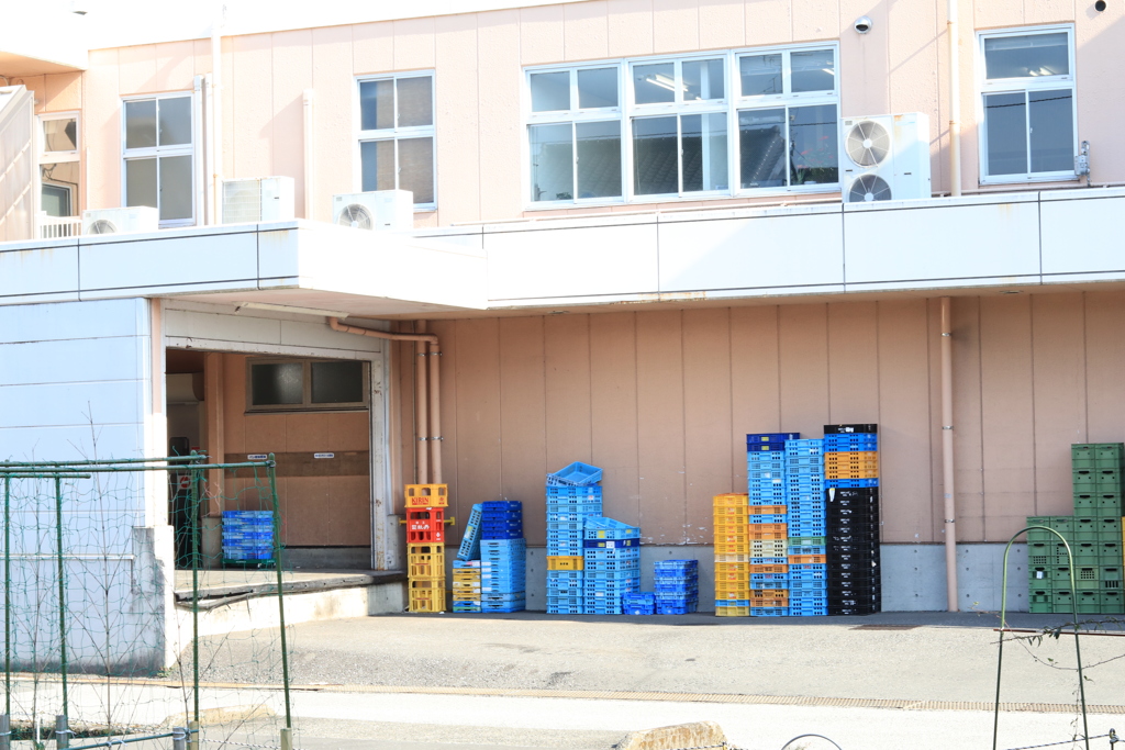 散歩中の　スーパーの搬入口