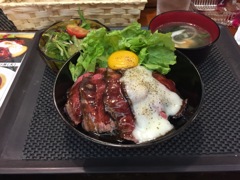 昼食　　ローストビーフ丼