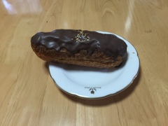 お八つ　大きいエクレア