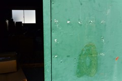 散歩中の　貼り紙の痕