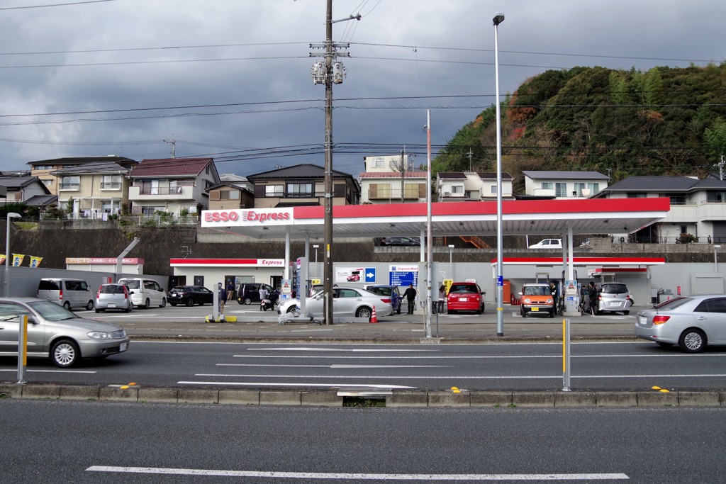 散歩中のガソリンスタンド
