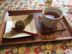 昼食後　デザートのほうじ茶饅頭