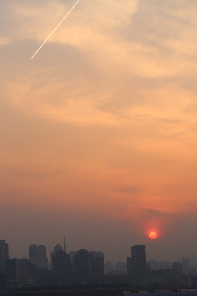 夕陽と飛行機雲・・・