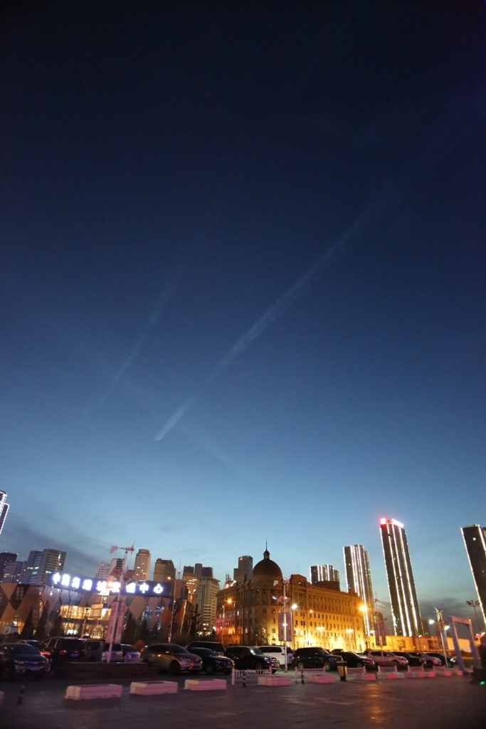 黄昏時の飛行機雲(^_^)