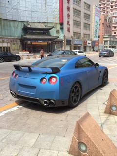 ナンバーの無い車...