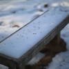 雪の残るベンチ