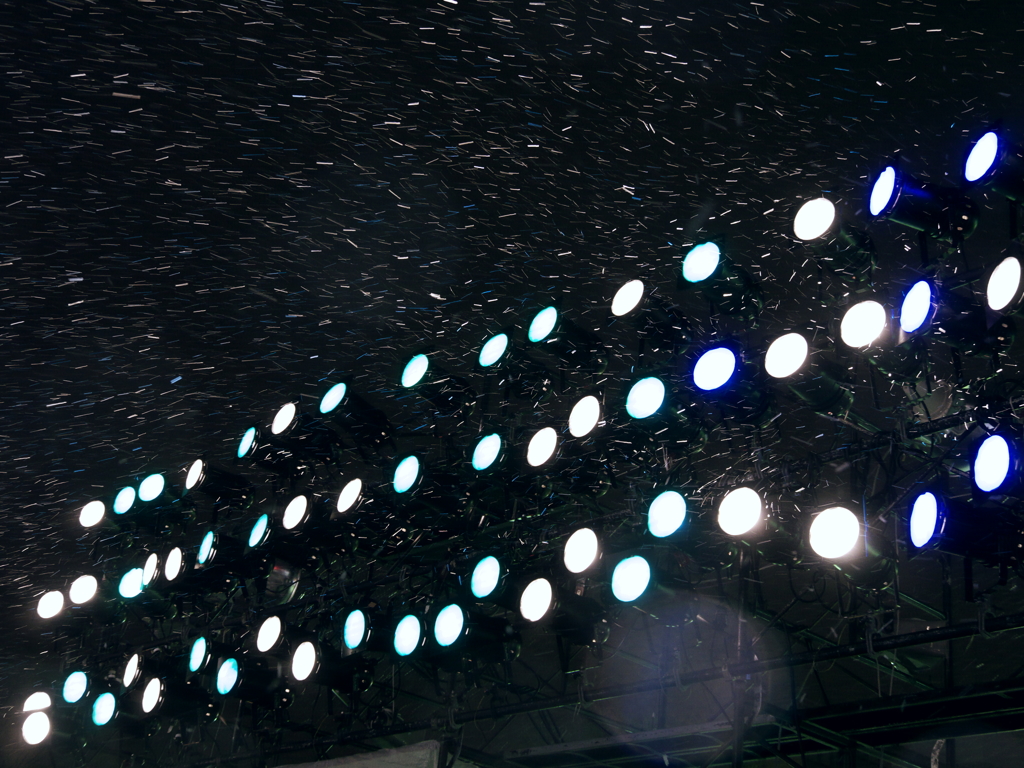 照明に舞う雪