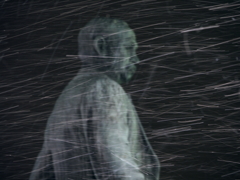 吹雪に立ち向かう像