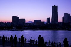 夕暮れの富士山とランドマークタワー