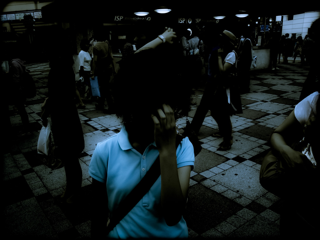 Child who scratches her face