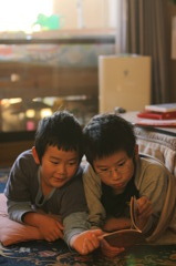 朝焼けの光で。