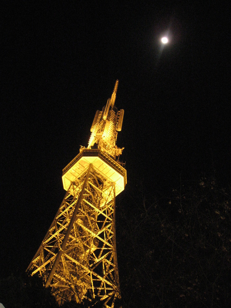 テレビ塔と月